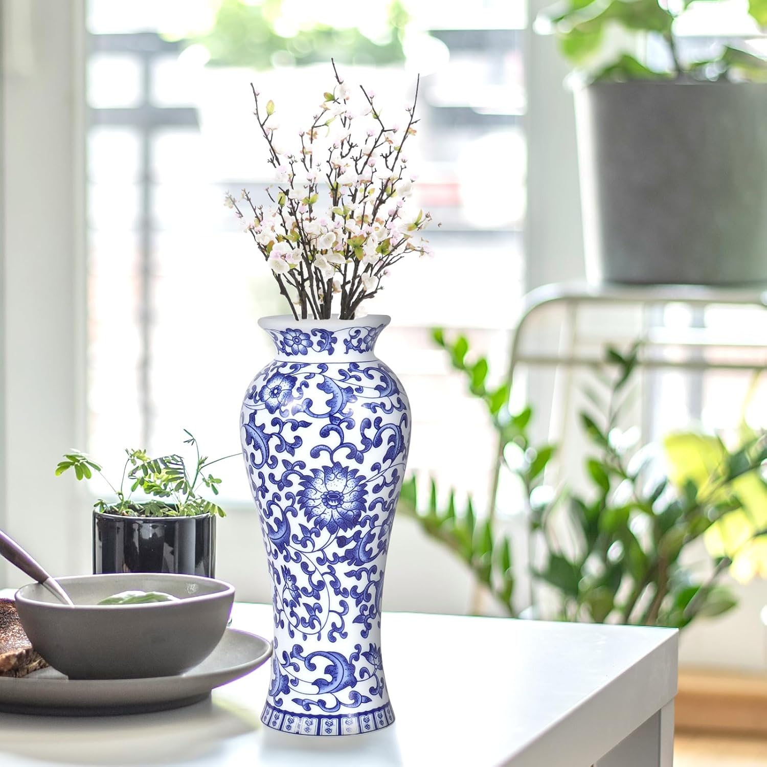 Yunjuhop Chinoiserie Blue and White Vase Decor